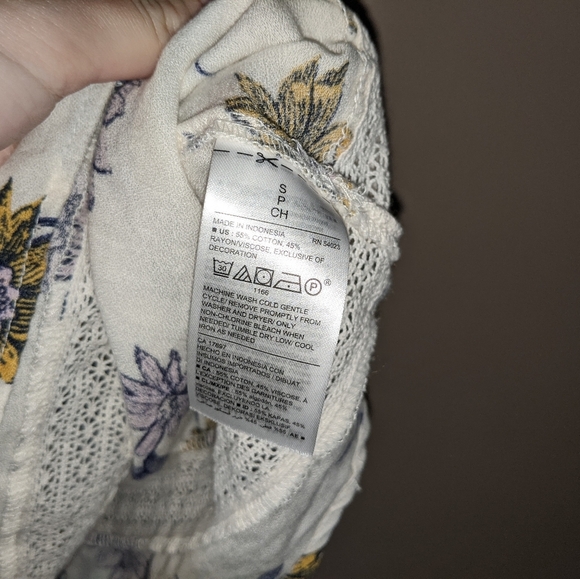 *$5 with bundleSuper cute Sunflower Old Navy Top - Picture 14 of 14